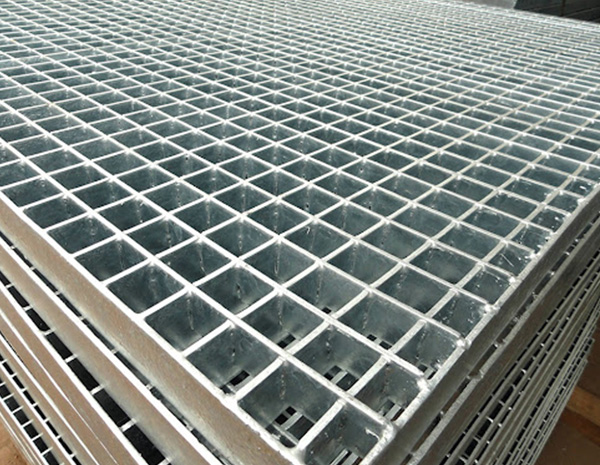 What color will the steel grating be after galvanizing