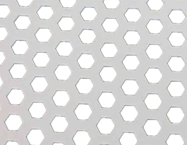 What is the relationship between the minimum hole size that can be punched in the sieve plate and the plate thickness?